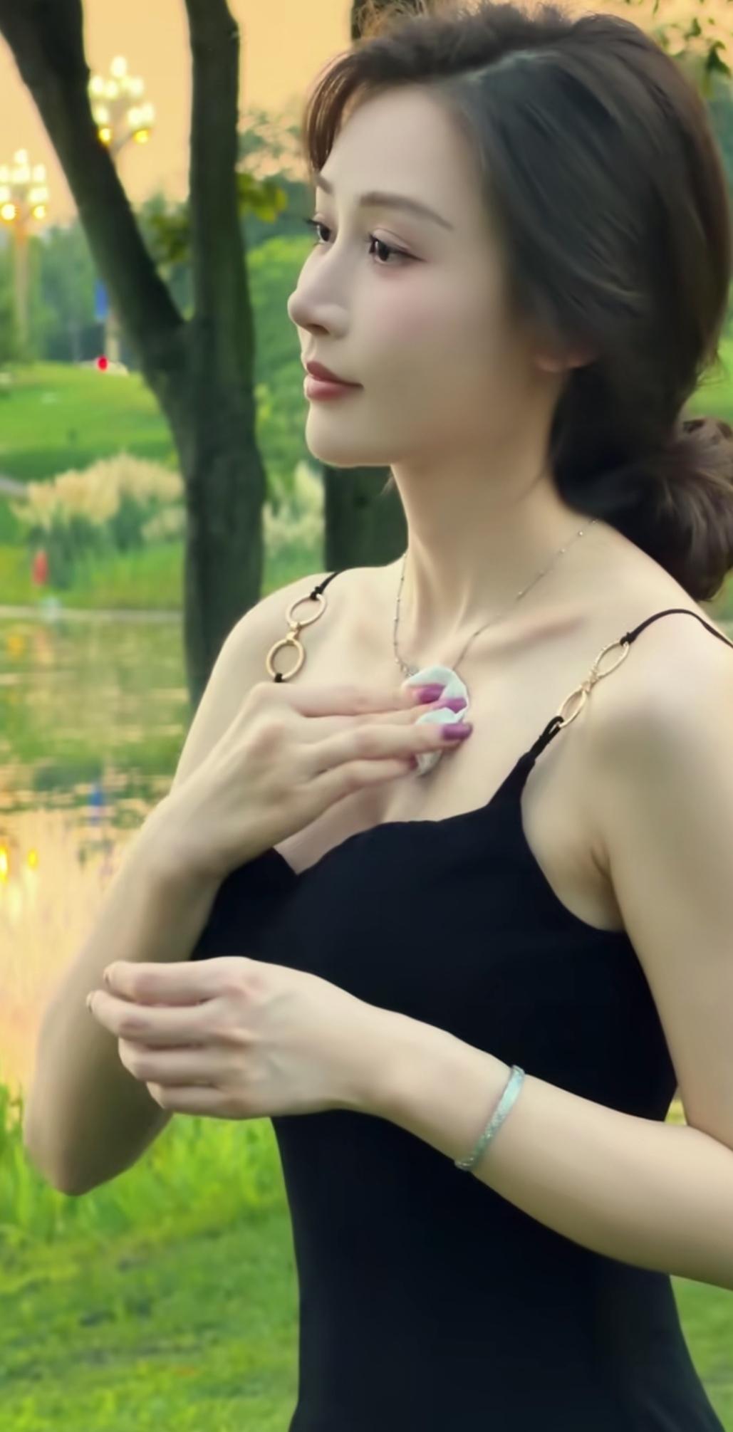 户外走一走，香汗淋漓，天还是热得不行。什么样的女性最有魅力? 随手拍 什么样的女
