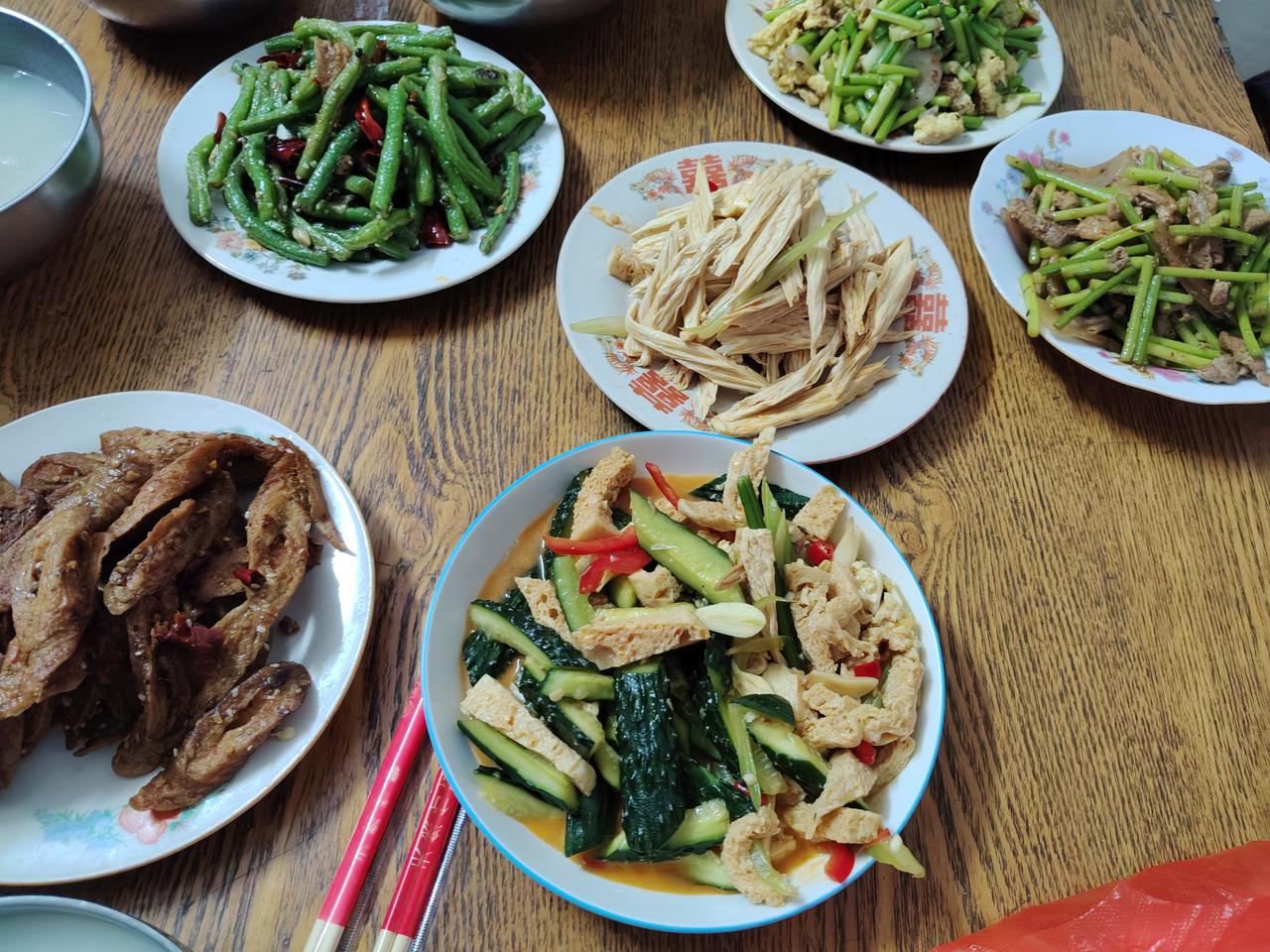 咱就说，这种家常菜才是真的香！现在外面的网红餐厅，动辄几百块一顿，摆盘花里胡哨，