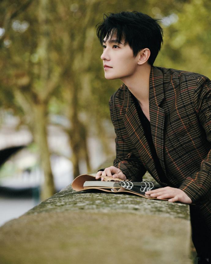 #杨洋法式V领西装##杨洋周而复始地深秋与日暮#法式 V 领西装在杨洋身上，于深