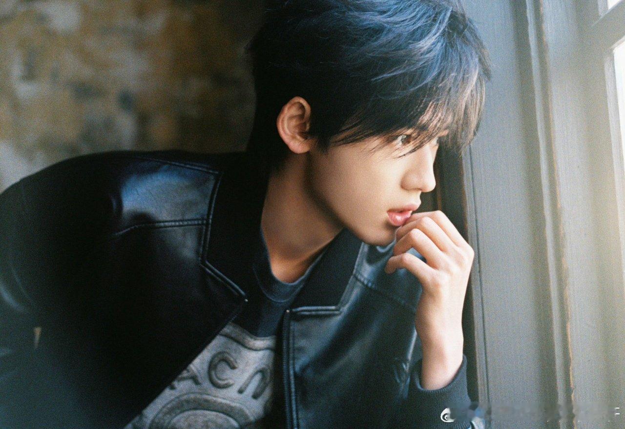 宋亚轩侧颜怼脸照宋亚轩冬日明信片十二宫格 宋亚轩侧颜怼脸照来啦 