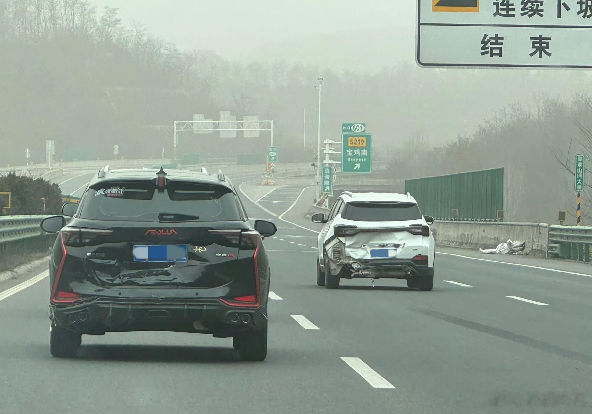 前两天返工路上遇到两辆车​这哥俩看上去是相当敬业的[允悲][允悲] ​​​