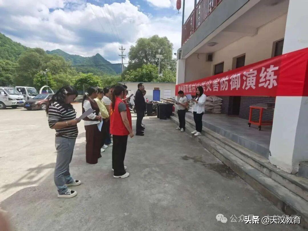 近日，汉中市留坝县留侯镇营盘村组织开展山洪灾害防御专项实战演练，镇村工作人员、应