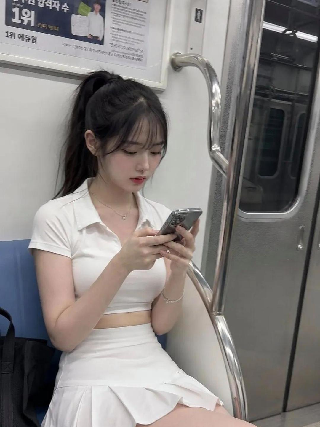 地铁随手抓拍到的画面好戳人！高马尾搭软乎乎的空气刘海，女生坐在座位上低头专注刷手