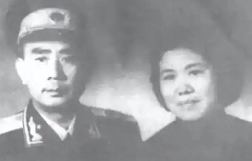 1970年，王自正持枪闯入昆明军区政委家中行凶，政委拼命呼救警卫员，结果，2个警