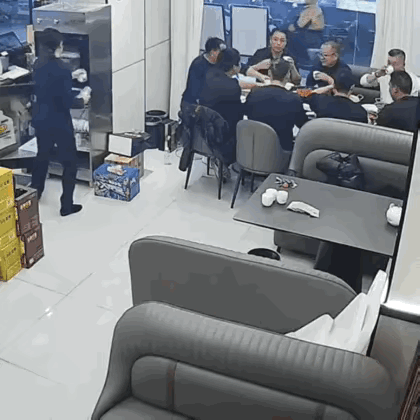 看到这个画面
我在想
以后还是吃固态酒精的锅子吧
卡式炉太危险了[捂脸]
