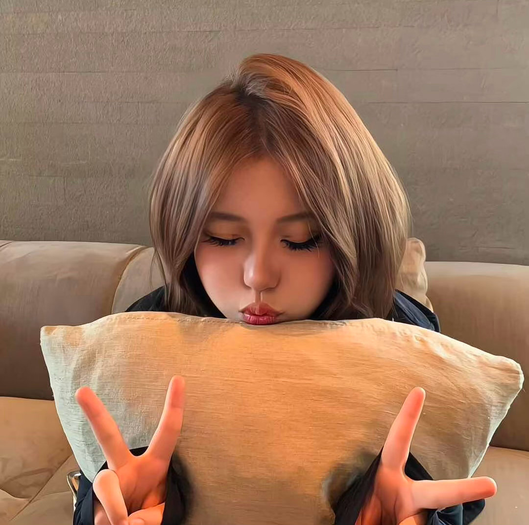 有时候觉得你挺蠢的 我那么喜欢你 你都不好好珍惜 我转念一想又觉得 我也挺蠢的 