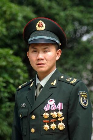 2001年2月11日，从成都开往武昌的K148次列车上，76名穿着打扮像农民工一