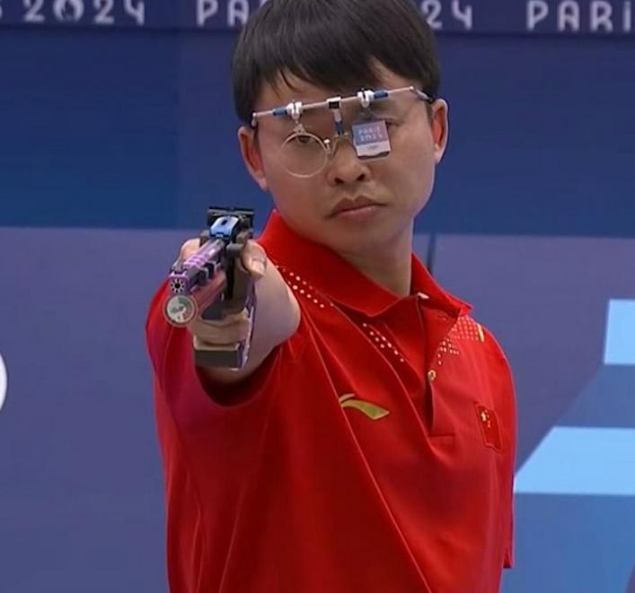 我拿着手机看都抖得不行，他拿着气手枪却气定神闲，稳如泰山。
没错，这个就是谢瑜，