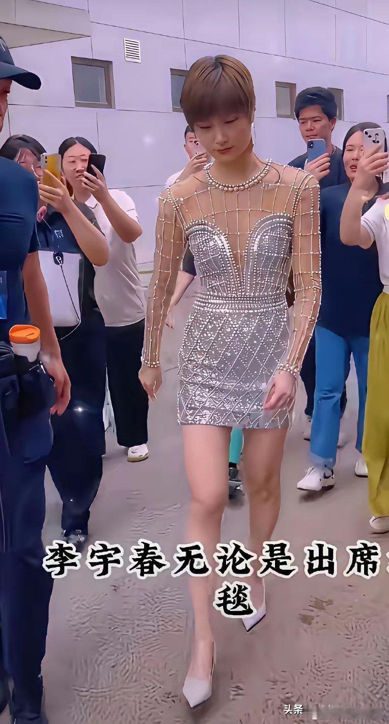 李宇春和单依纯作为流量歌手，各自代表一个时代。她们在时尚领域资源都不错。那你觉得