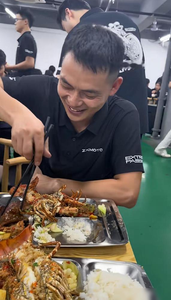 太豪横了！张雪机车食堂碾压特斯拉食堂，在此之前，特斯拉食堂绝对是企业食堂里面的天