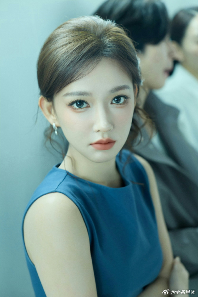 程潇雾蓝色无袖连衣裙猫塑程潇的人是天才程潇亮相 COS 春夏大秀，雾蓝色无袖裙简