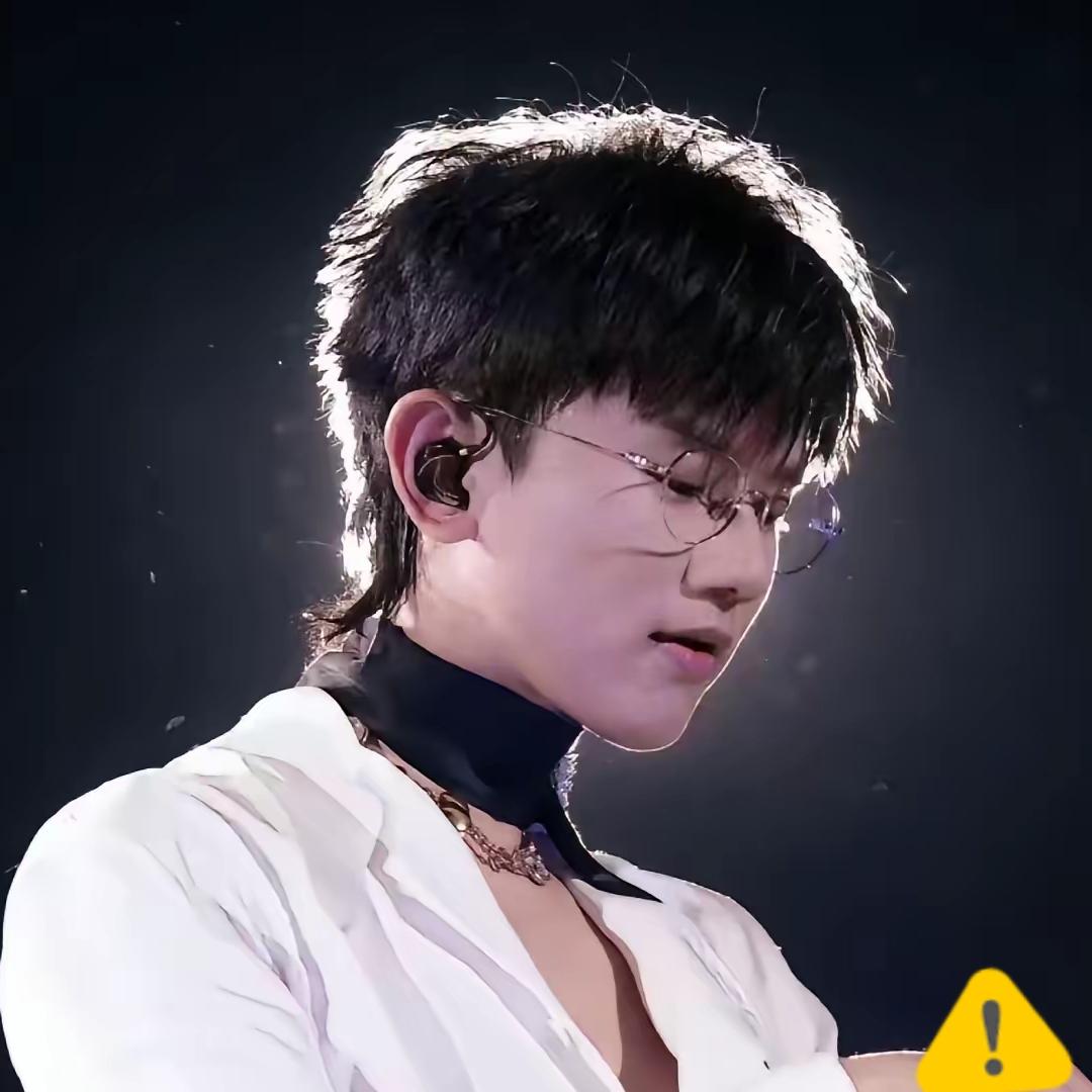 张杰，太刚了！
2月25日傍晚，
张杰突然愤怒发文，虽然没有点名，但是字里行间都