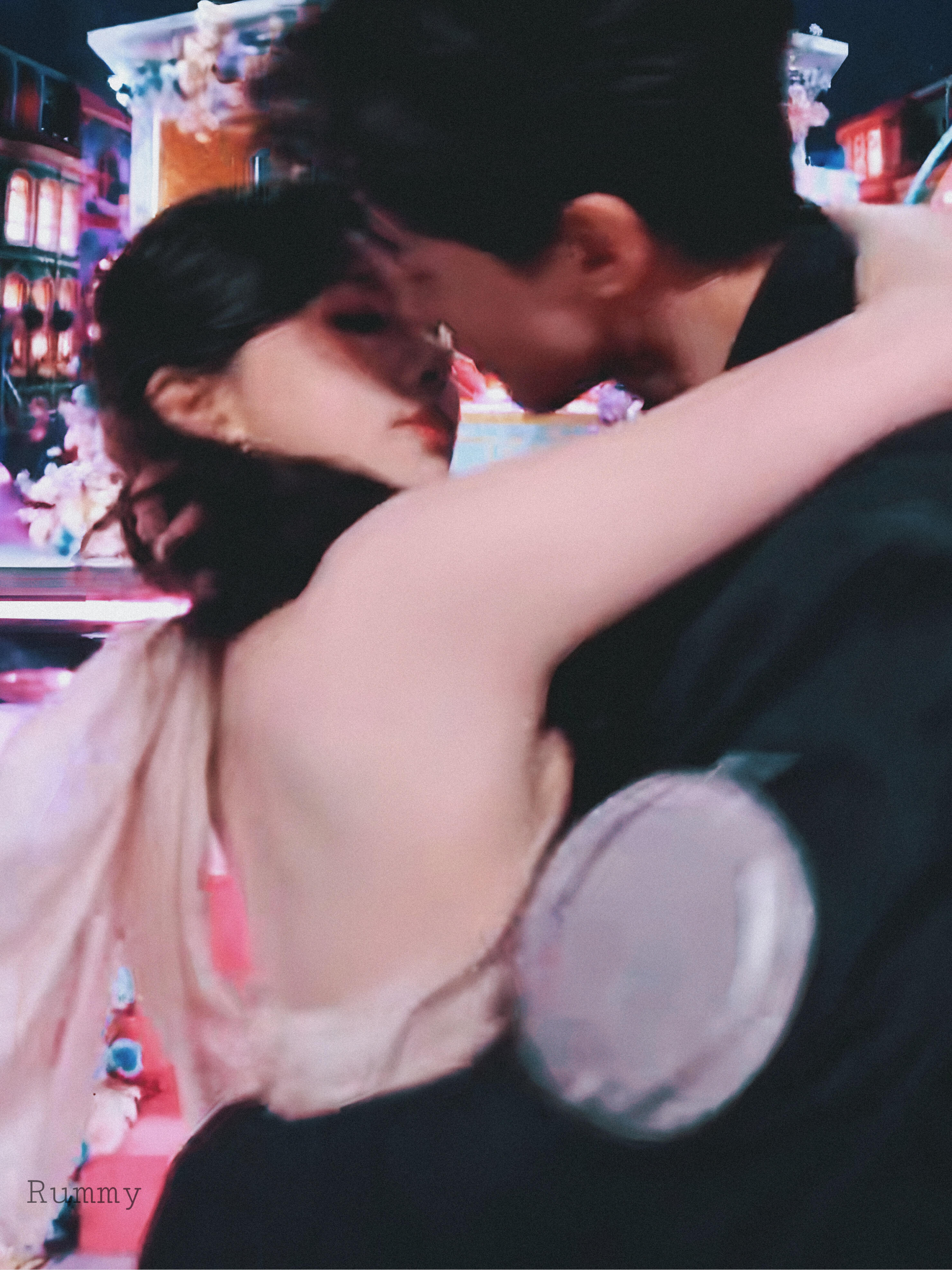 挑小狗下巴，摸小狗喉结，抓小狗手腕，和小狗十指相扣，这两人有安全距离可言吗不齐而