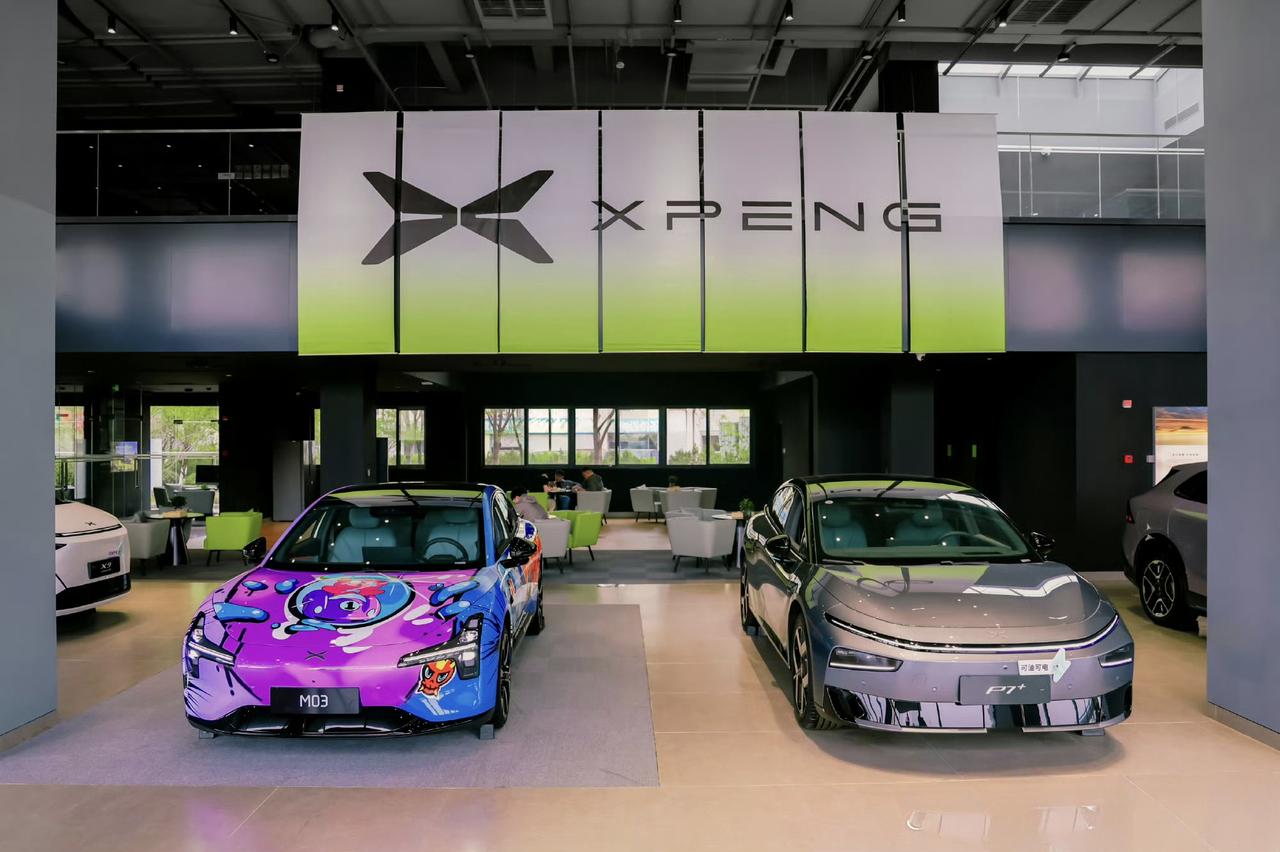 年轻人的第一台车，小鹏MONA M03。
小鹏算是把色彩美学玩明白了。
新款小鹏