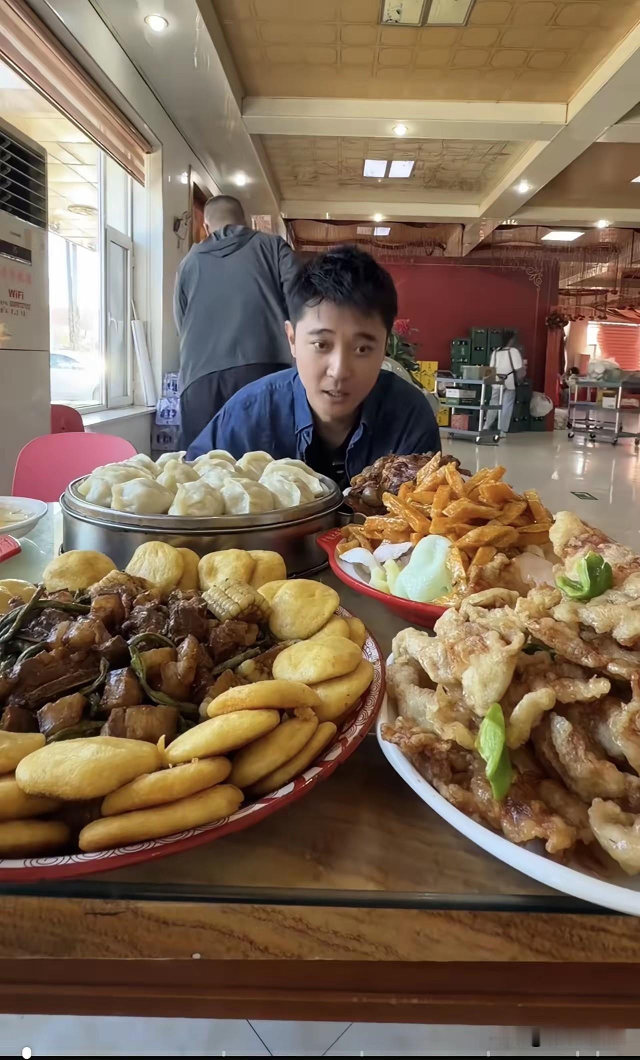 张丹峰：我还是太草率了！
当菜端上桌的那一刻，他一定后悔死了，心想早知道听服务员