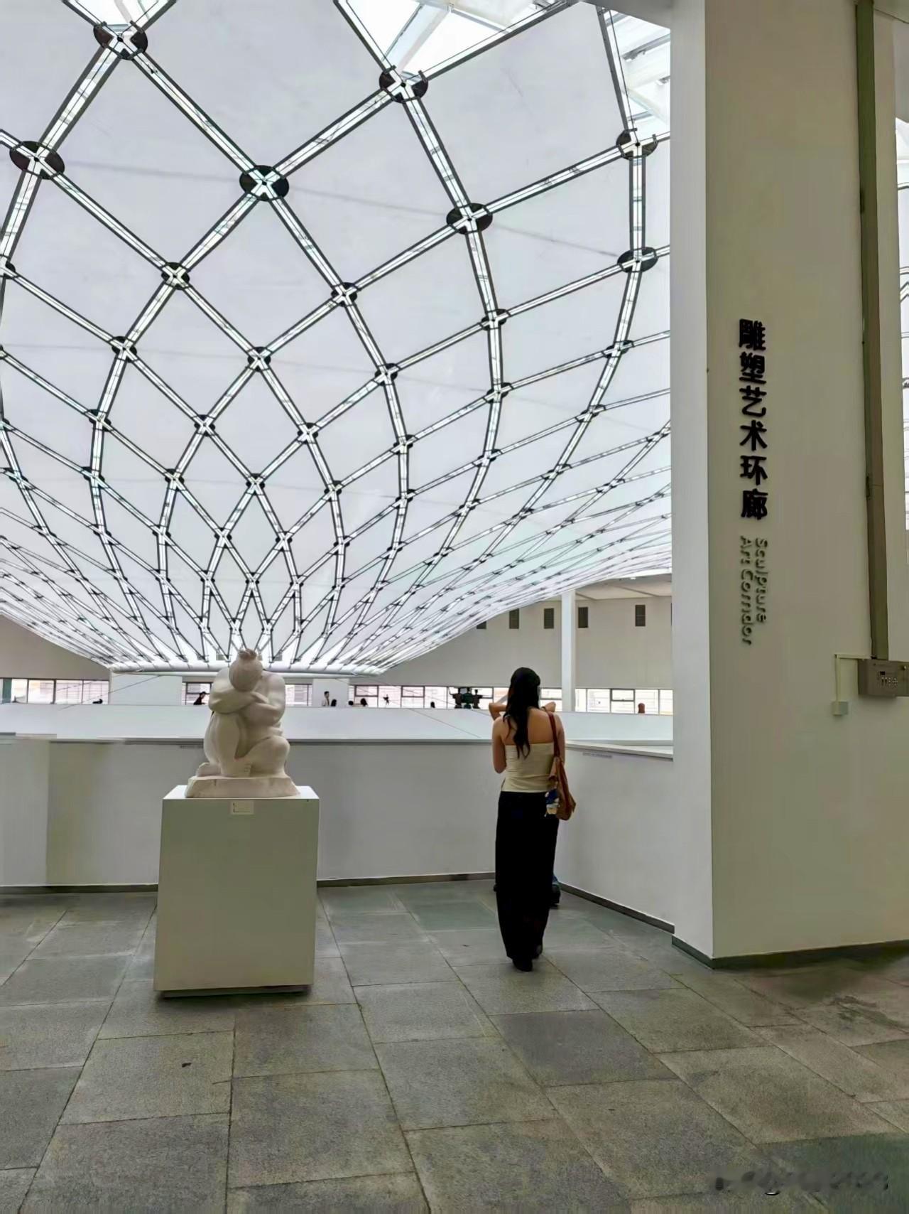 广州美术馆/广州艺术博物院
(场馆常规展览免费开放，部分特展需购票 /周一闭馆)