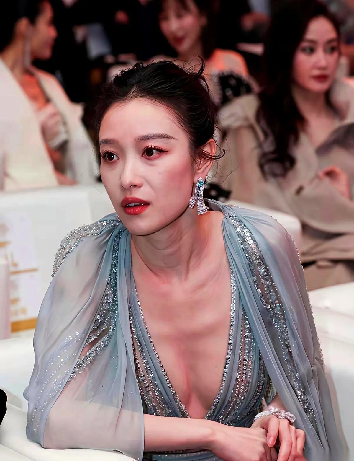 这是哪位姐？颈子上全是纹，穿成这样也没觉得好惊艳啊。