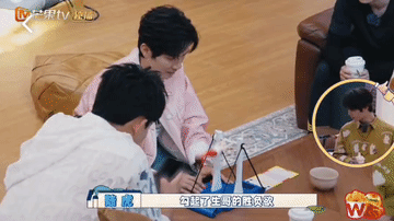 快乐老友记这段属于他们自己的游戏，真的又笑疯了！
陈楚生最先发现的，看着好好玩的