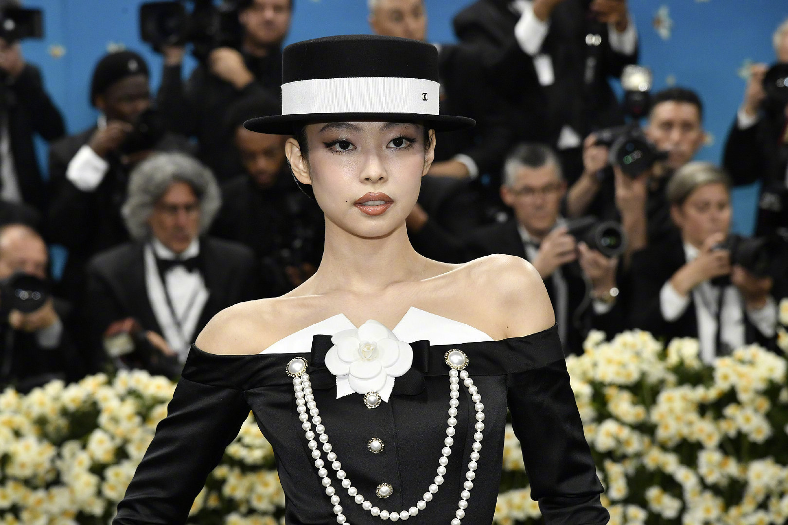 Jennie身穿Chanel 特别定制的黑白复古礼服亮相MetGala红毯。Me