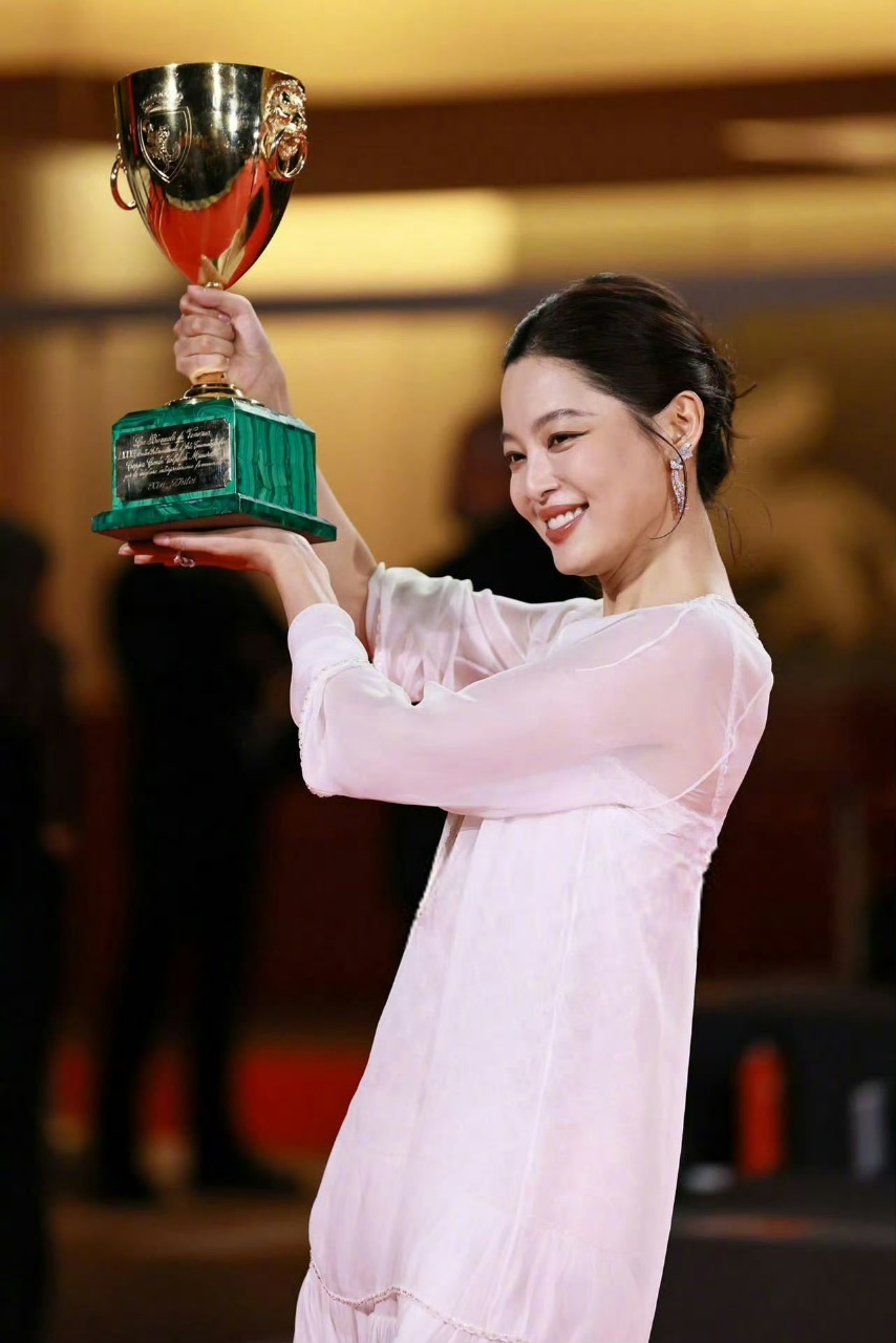 辛芷蕾的剧粉盘口碑这一块 从文艺片《长江图》到爆款剧《繁花》，再到收视杀疯的《女