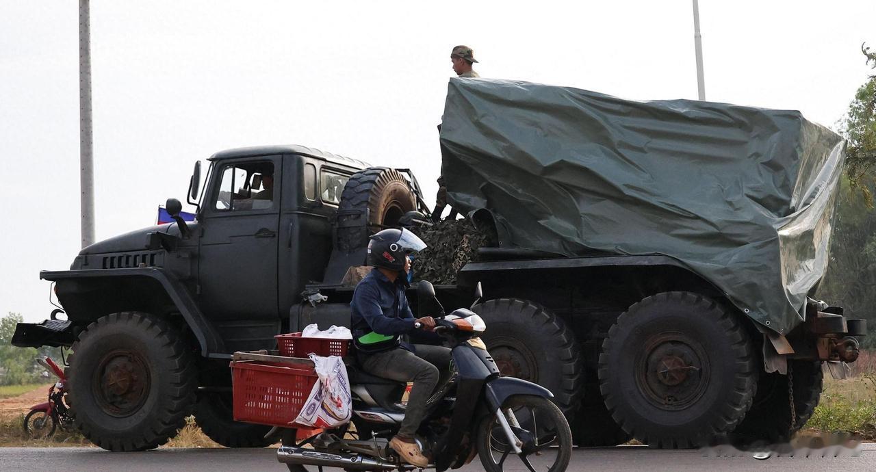 泰柬边境打七天炮，远程导弹没人敢放，打光弹药谁先认输。
泰国和柬埔寨边境最近打了