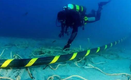 美国疯了一样围堵中国的真正底牌，终于藏不住了！不是芯片，不是航天，是深海里那条攥