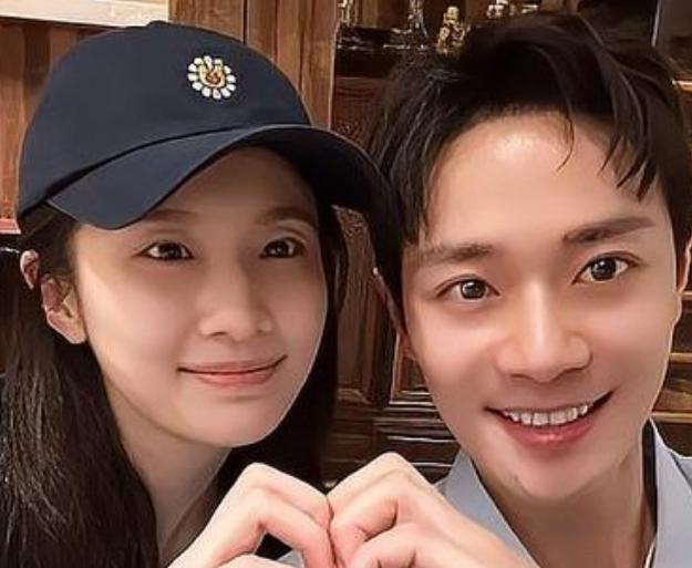 2026年3月27日，张慧雯发布视频官宣参加《乘风2026》。同日，曹骏在微博发