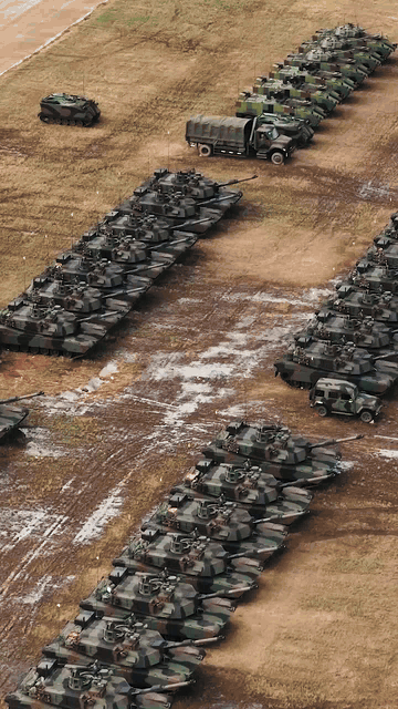 台从美国买的号称地表最强M1A2T坦克成编队举行典礼！举行盛大的仪式，最终这些都