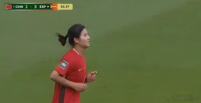 亚运会女足小组赛首轮，中国女足对阵中国香港女足。半场战罢，中国队2比1领先。第1