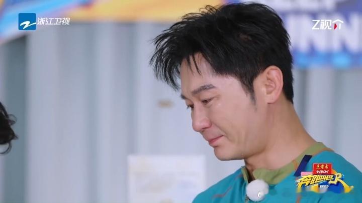 李晨抬头擦泪那瞬间，头顶镜头直接怼脸——他那个想躲又没处躲的小动作，像极了我们偷