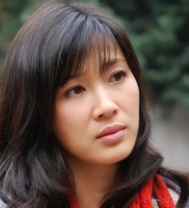 2011年，童蕾突然抛弃同居5年的周一围，转头嫁给了身家过亿的大老板，可没多久，