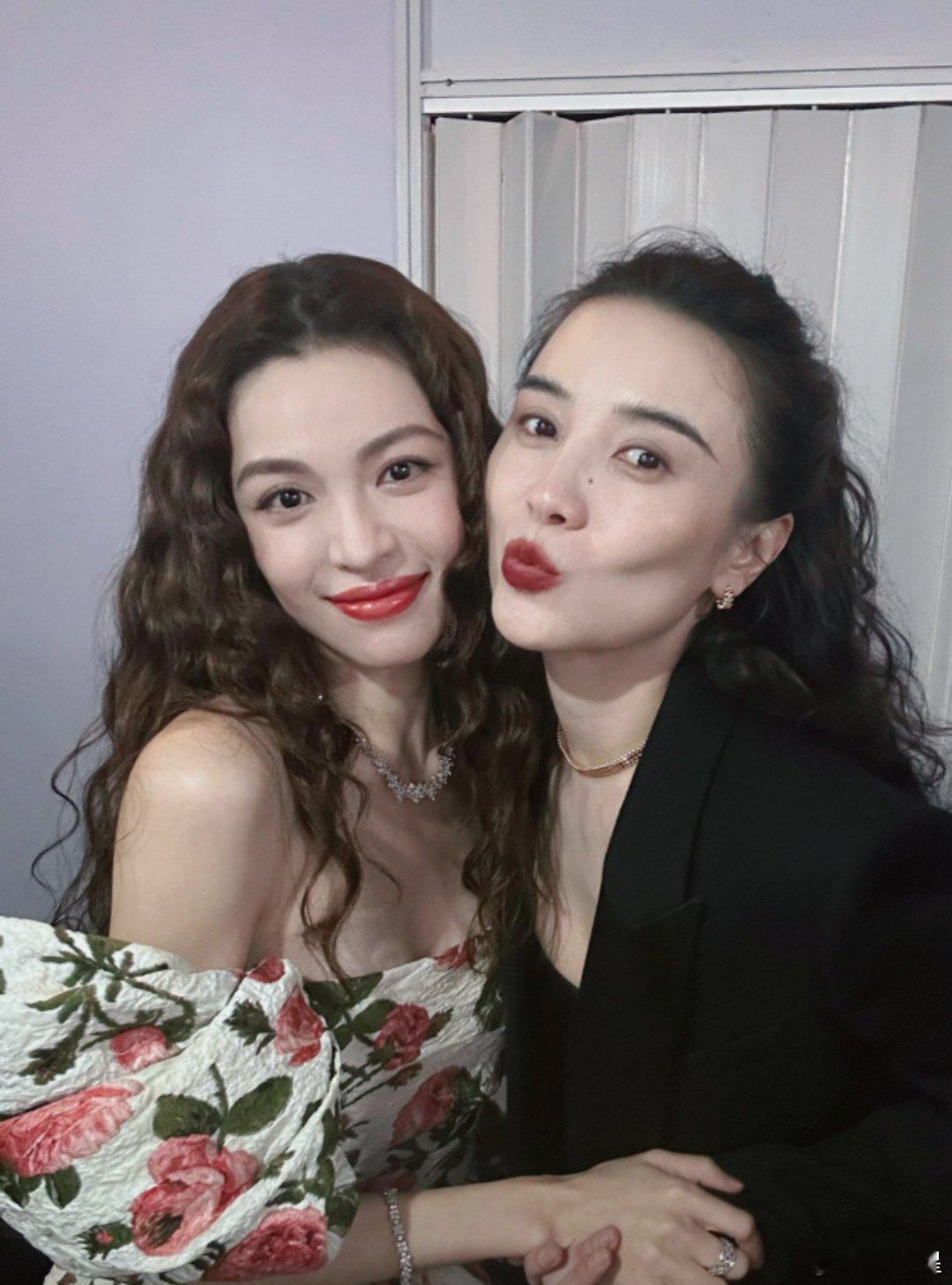 钟楚曦发文：我铁梅又亲我好好好～你俩都别喝中药，特别有夫妻相 ，一个抚媚一个英气