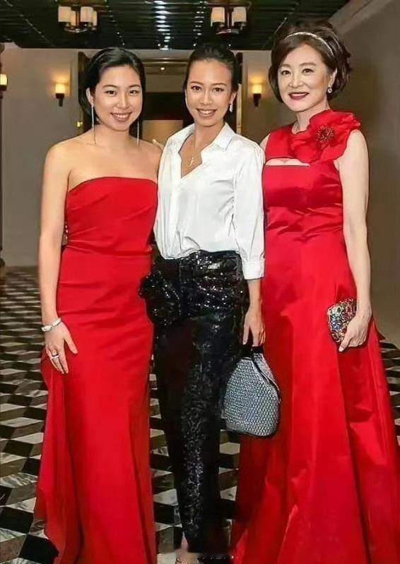 林青霞和她的两个女儿有一种好命、叫不靠色相的命！林青霞生的两个很漂亮啊，为什么老