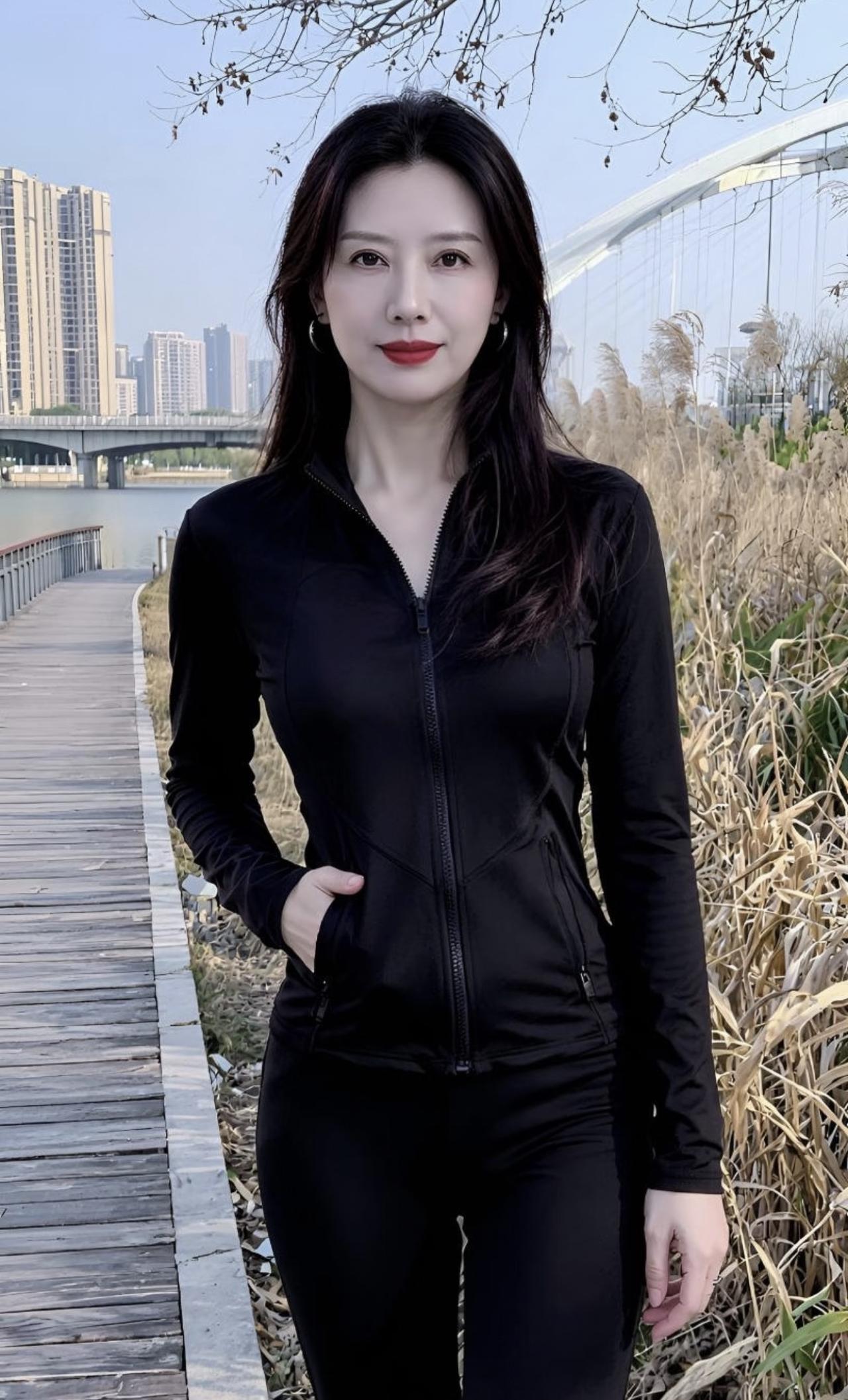 人多了嘴杂，王八多了乱爬，活成什么样都有人嚼舌根，不必解释，也不必自证，人和人互