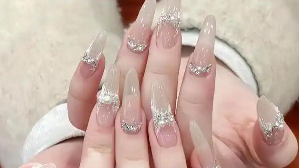 美甲覆盖了指甲盖这一关键的“生命窗口”。医学上，指脉氧仪通过红外线感应甲床下的微