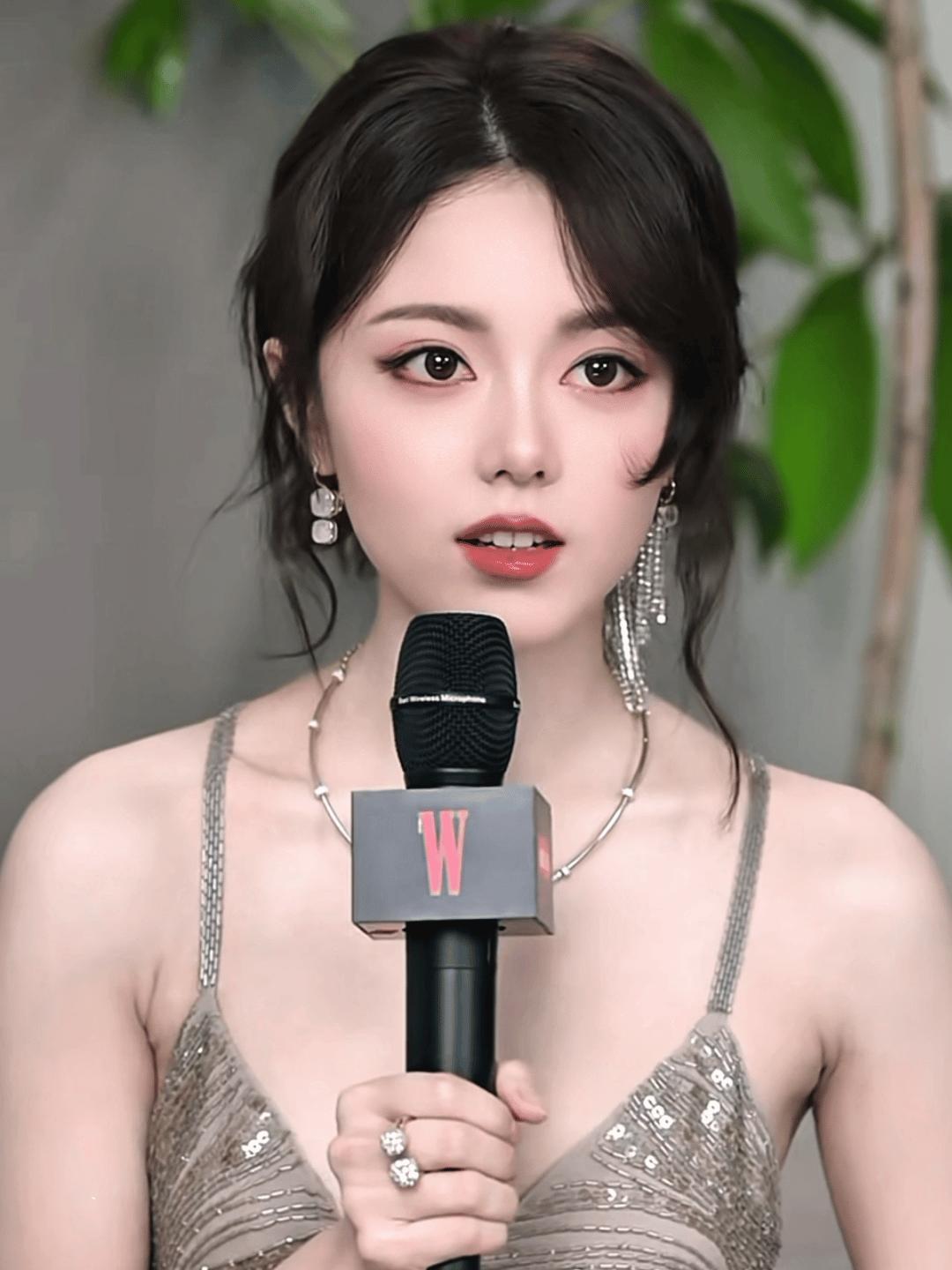 赵今麦眼妆 麦儿女神就这么萌我一大跳[可怜] 在剧里剧外都美得无可替代 ​​​