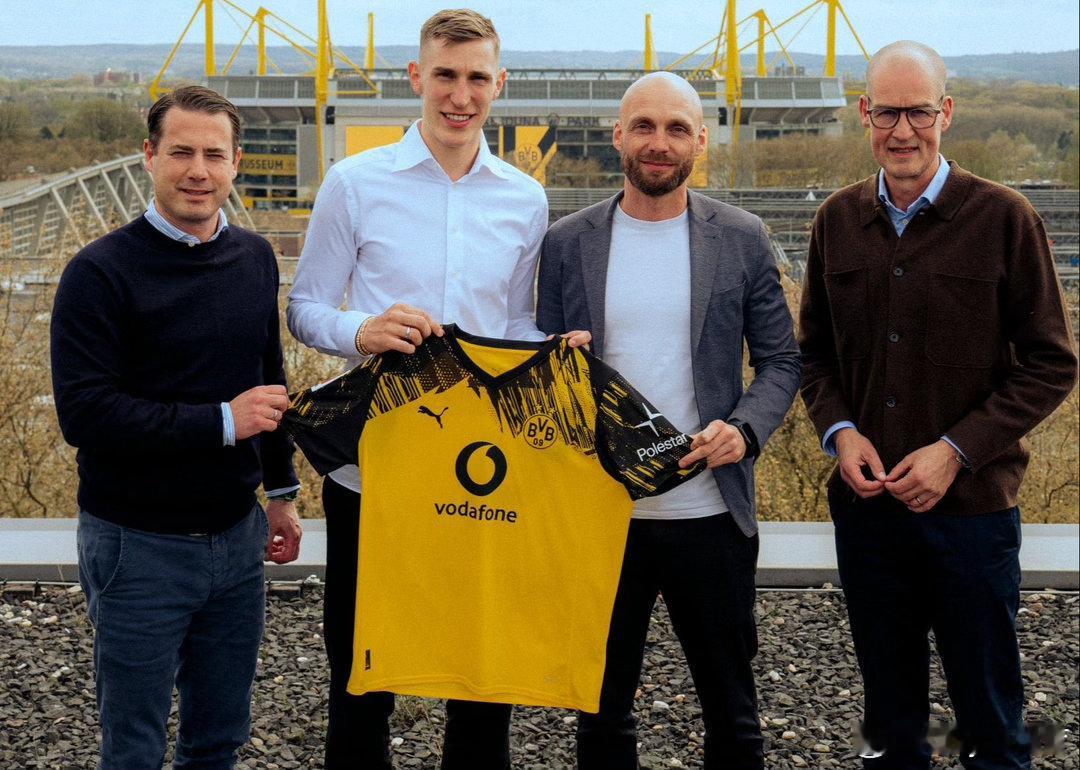 图片报：施洛特贝克的解约金条款仅针对拜仁、皇马等几家豪门多特蒙德俱乐部昨天官方宣