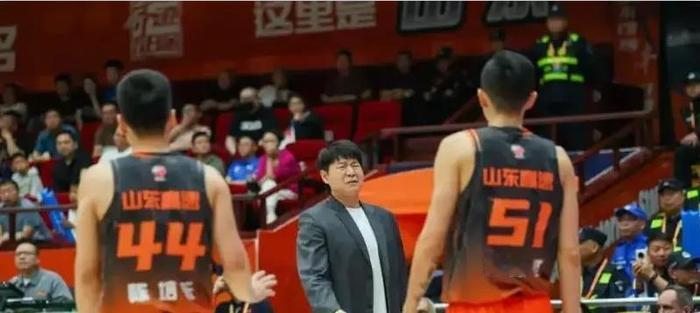 山东打辽宁，明天一场定胜负：1、辽宁并没有那么强，原因还是新老换代以后，内线没有