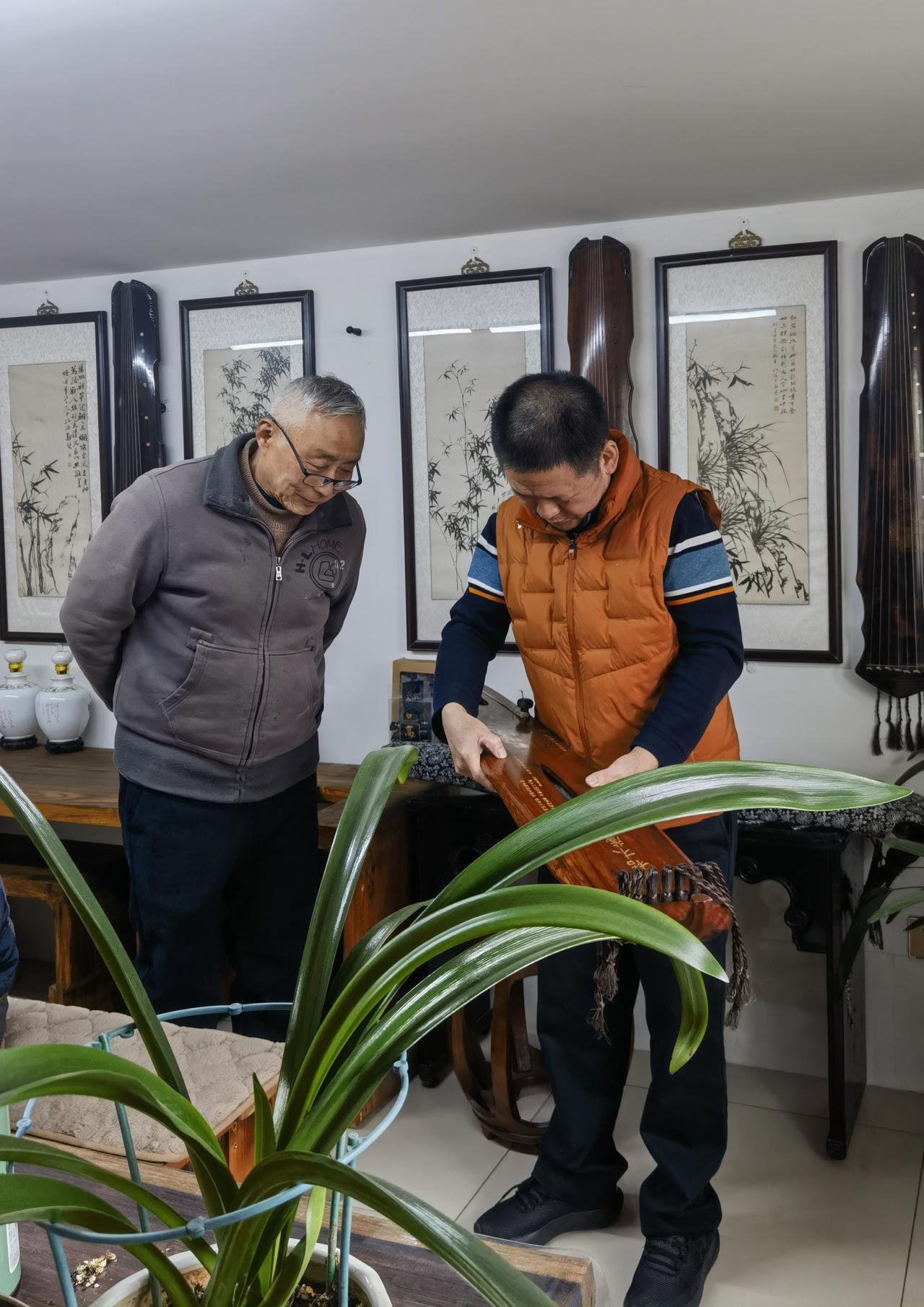 拜访扬州斫琴世家管平湖的第二代传人朱崇文老师父子，受到朱老父子的热情款待。邀到有