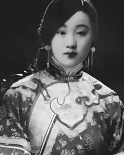 1894年，几个太监不顾珍妃的挣扎，将她放到刑凳上，其中两名太监上来就将珍妃的衣