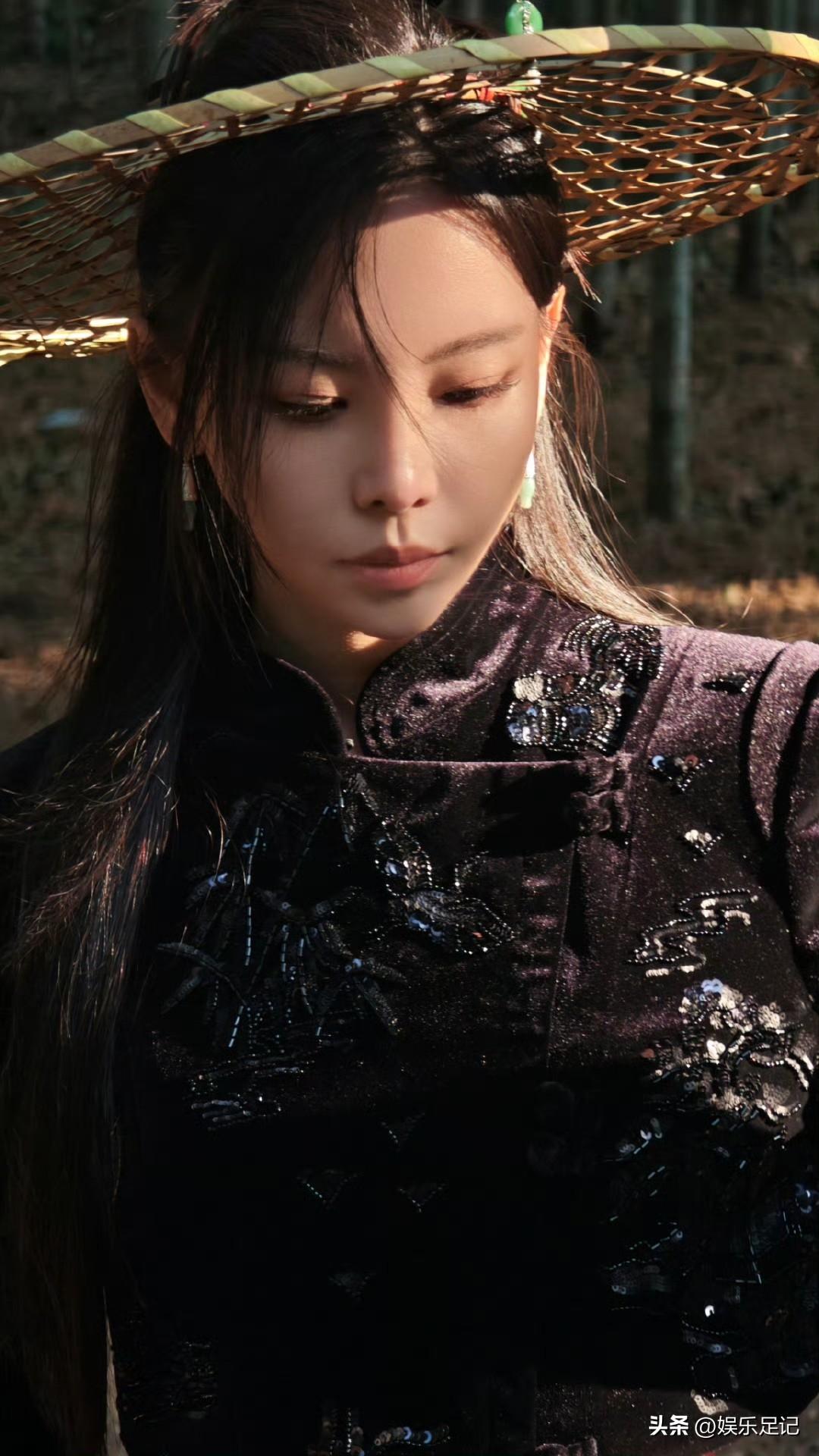 于文文，这位女侠，你咋还露肚脐呢？