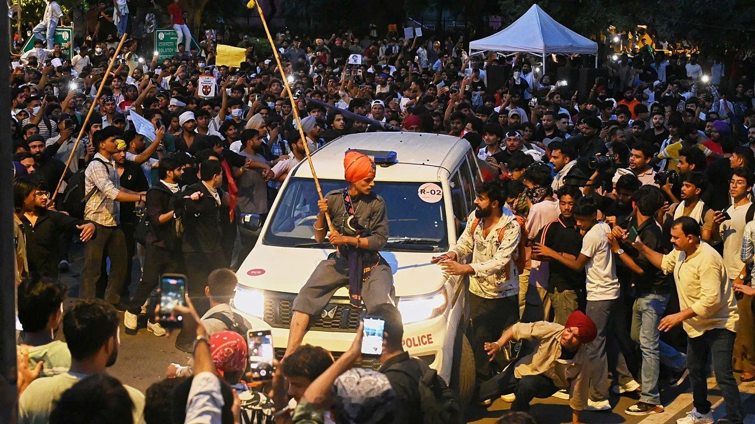 印度政府已要求到周六（25日）下午前回应抗议者要求教育部长Dharmendra 