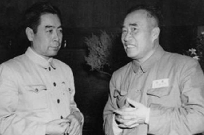1949年签订中苏条约时，周总理建议条约中多加了两个字，毛主席认真看后说就按你的