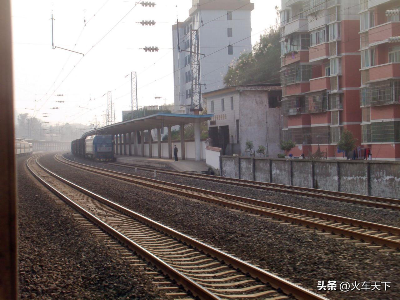 2012年坐火车走襄渝铁路经过华蓥站所拍，当时慢车还要停靠此站办客，过去不仅慢车