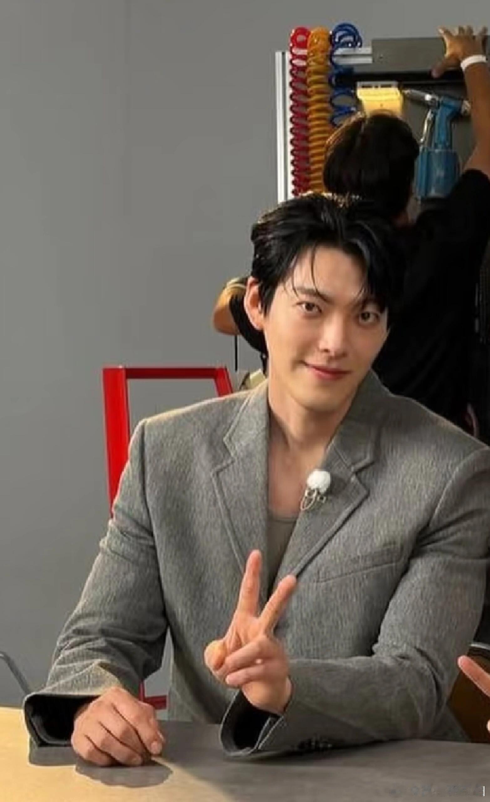 要是说《继承者们》，颜值方面更喜欢崔英道高眉峰配丹凤眼，痞帅中带着桀骜，抵挡不住