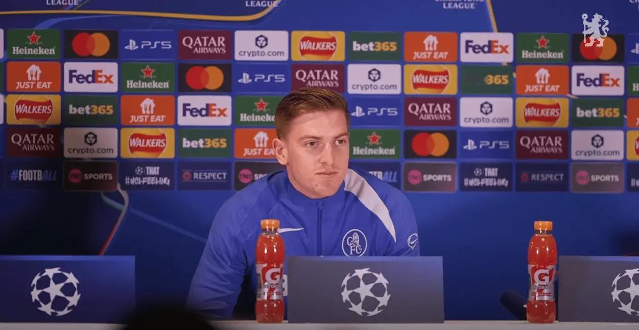 切尔西中锋利亚姆-德拉普出席对阵帕福斯FC的欧冠赛前发布会。我想问问你是否还记得