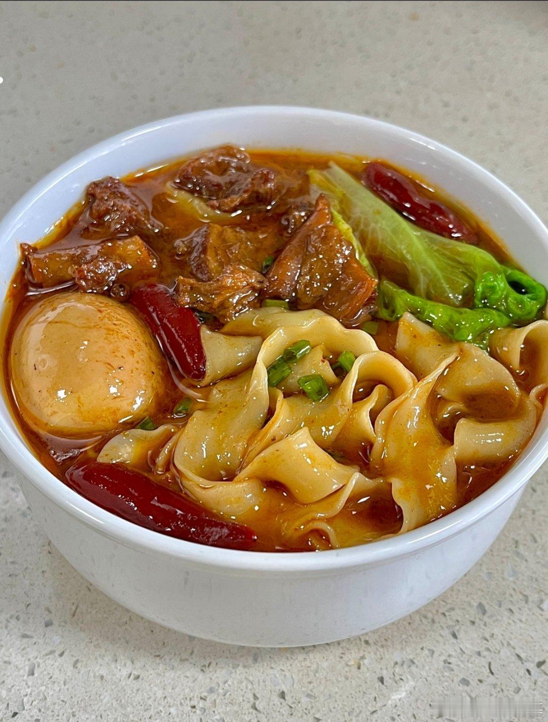 牛腩刀削面来一碗 