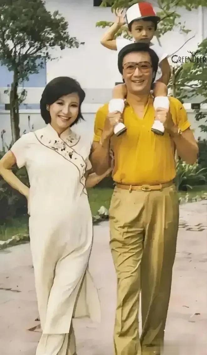 这张照片拍摄于1983年，当时谢霆锋只有3岁，他坐在谢贤的脖子上，在公园里玩乐，