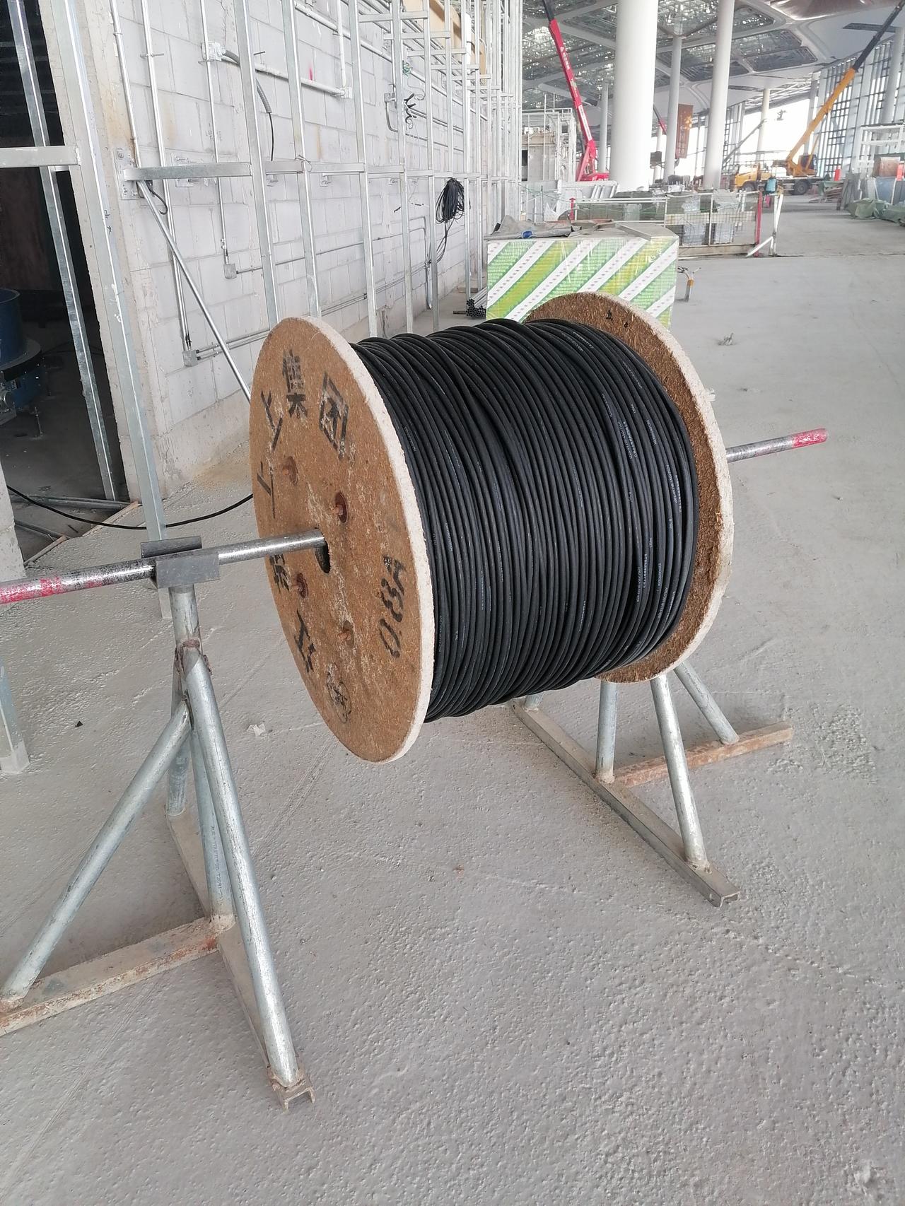 大家好，我是水电工，今年37岁，干水电工六年，这几天在工地上给设备放线，感觉吃不