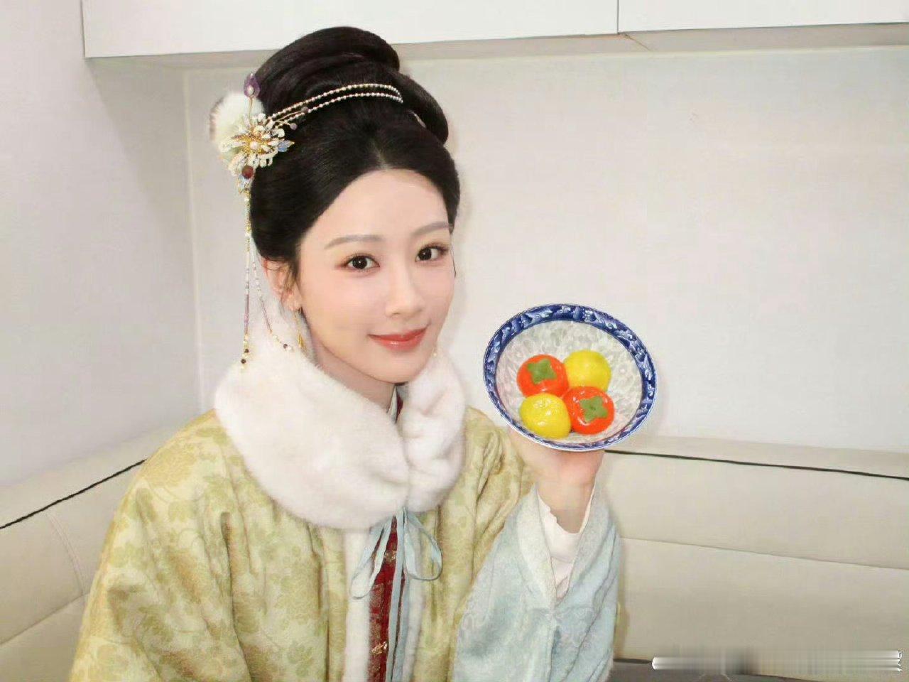 杨紫穿古装吃汤圆  杨紫穿古装吃汤圆啦！古装李祯也超美的，期待杨紫《家业》～ 